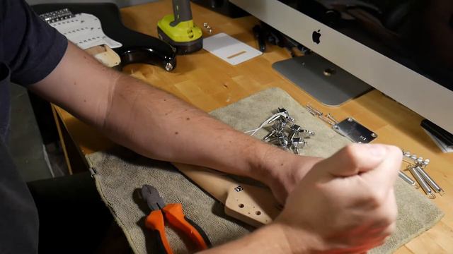 Dismantling A Brand New 2017 Squier Bullet Strat смотреть онлайн