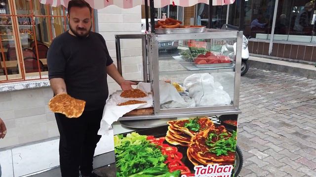 Seyyar Tablacı Lahmacun | İzmir Sokak Lezzetleri | Sokak Yemekleri Türkiye смотреть онлайн