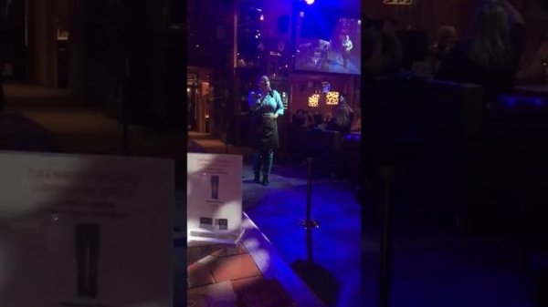 Лучший ресторан Петербурга с поющими и танцующими официантами / Restaurant with singing waitresses