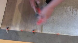 Стык плитки керамогранита и кварц винилового ламината без порога