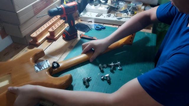 Rebuilding an old Fender Guitar Modified Stratocaster смотреть онлайн