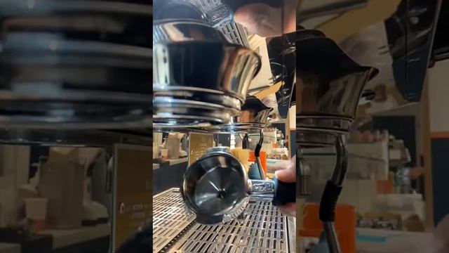 Conclusion of cleaning La Marzocco GB5 (backflush) смотреть онлайн