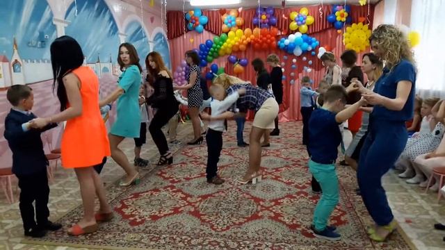 Танец мальчиков с мамами на выпускном утреннике 2017 смотреть онлайн