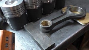 Подогнал вес шатунов пальцев и поршней ямз-238