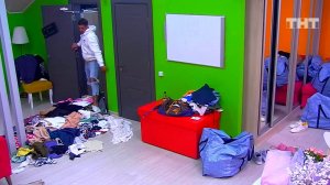 Дом-2: Захар вымещает злобу на гардеробе Яны