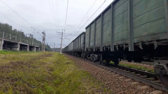 "Танцующие полувагоны" Электровоз ВЛ11м-416Б/415 с грузовым поездом следует через о.п.211км. смотреть онлайн