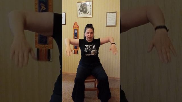 Укрепляем руки сидя. Канал бесплатных зарядок https://t.me/gogodavai смотреть онлайн