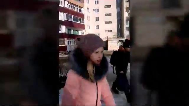 Девочка за деревом с кровью смотреть онлайн