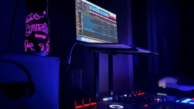 The "Tiny Bad Ass" Groovy Mix смотреть онлайн