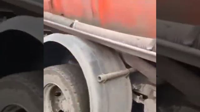 Слив нечистот у реки Кача в Красноярске смотреть онлайн