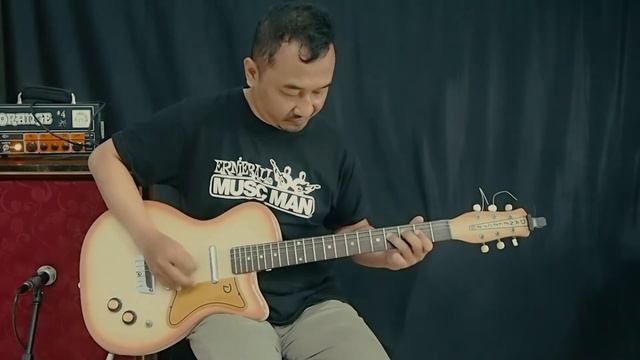 Danelectro '56 U2 Reissue Guitar смотреть онлайн