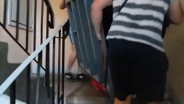 Транспортировка пианино по лестнице смотреть онлайн