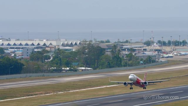 Эйрбас  А320 авиакомпании Thai AirAsia взлетает из аэропорта Пхукет