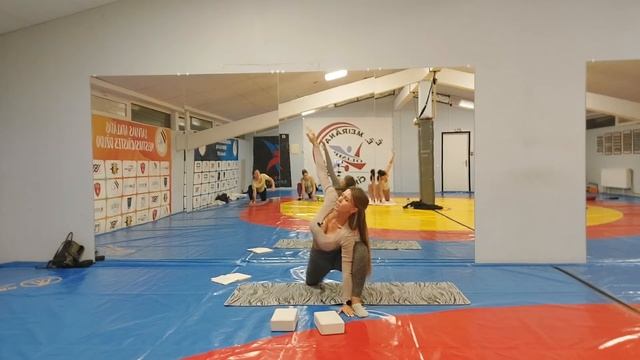 Динамическая практика. Мышцы кора и тазобедренные суставы. Подготовка к Аштавакрасане. смотреть онлайн