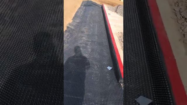 Установка гидроизоляции при отсыпке