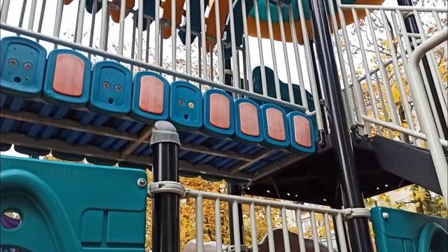 Настя и Папа играют на детской площадке смотреть онлайн