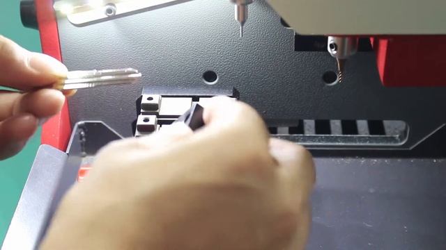 How to cut a Buick Excelle key on SEC E9 E9 Pro Automatic Key Cutting Machine （Next generation touc смотреть онлайн