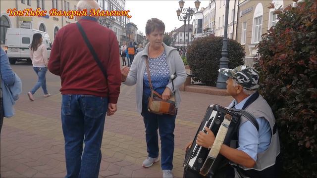 Польская туристка поет с уличным музыкантом!!!