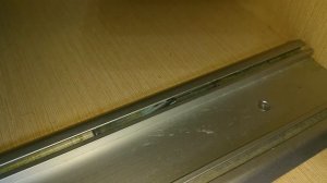 Дверной стопор шкафа-купе.