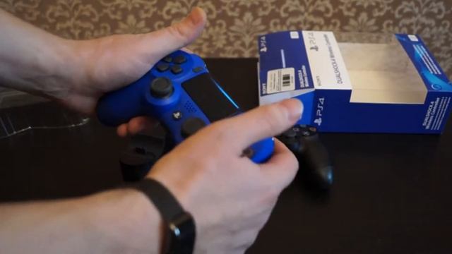 Обзор на контроллер игровой беспроводной SONY DualShock 4 V2 синий смотреть онлайн