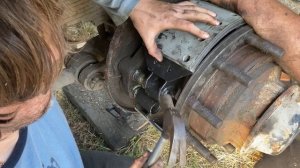 Задняя ось полуприцепа без тормозов | Меняем тормозные колодки на шаланде