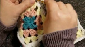 супер способ как соединять бабушкины квадраты без отрыва нити