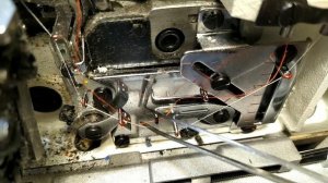 Промышленный оверлок Аврора. Как заправлены нитки в петлители.