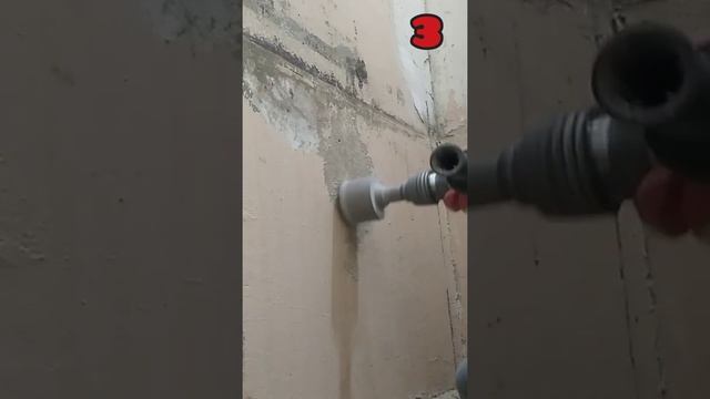 Четыре способа механически снять старую краску со стены.