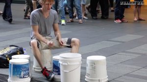 Лучший уличный барабанщик ► КРУТО ОТБИВАЕТ БИТ НА ВЕДРАХ