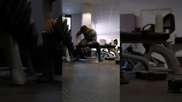 THE FILIPINO GORILLA - DUMBBELL CONCENTRATION BICEPS CUR