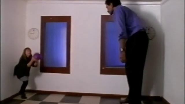 Ramachandran - Ames room illusion explained смотреть онлайн
