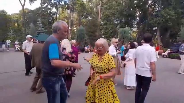 А лето поёт танцы в парке Горького Харьков 29.07.2023 смотреть онлайн
