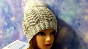 Шапочка, оригинальным узором, крючком.  Шапочка для начинающих. (720p).mp4