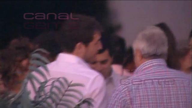 Iker Casillas y Sara Carbonero atienden a sus fans смотреть онлайн