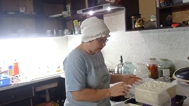 День в деревне.Коровы, молоко.Готовим разный творог#буднивдеревне #домвдеревне #корова смотреть онлайн