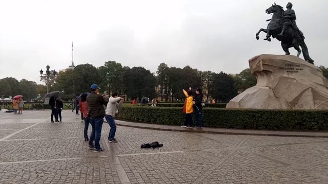 Веселые китайские туристы в центре Санкт-Петербурга смотреть онлайн