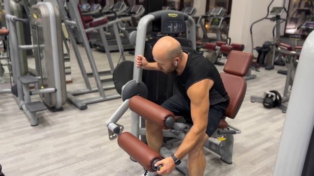 Как тренировать бицепс бедра сидя смотреть онлайн