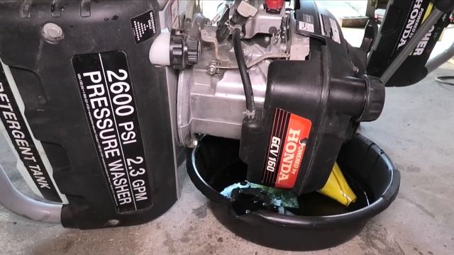 Oil change on a Honda GCV 160 small engine смотреть онлайн