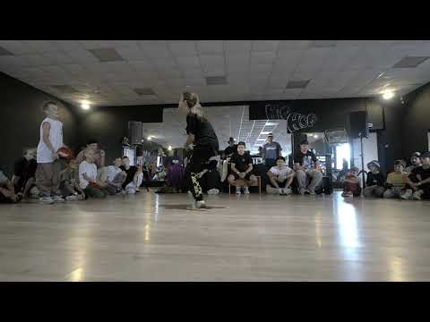 Брейкданс батл ↔ Дети до 9 лет ↔ Lil Nikolos vs Golden Abex ↔ 1'8 ↔ WHO IS WIN #whoiswin #bmvideo смотреть онлайн