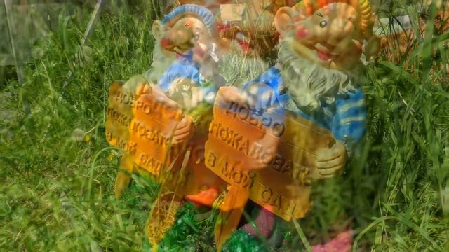 Садовая фигура гнома с табличкой купить для ландшафтного дизайна сада дачного участка дома коттеджа смотреть онлайн