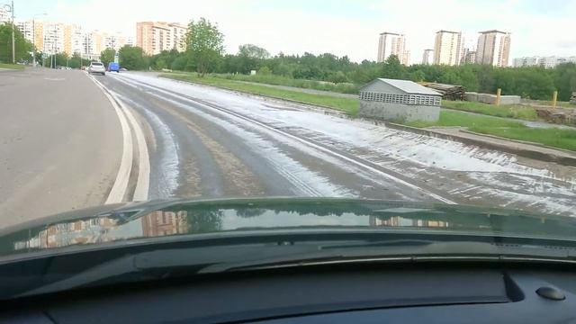 Юго-запад Москвы дороги поливают каким то составом