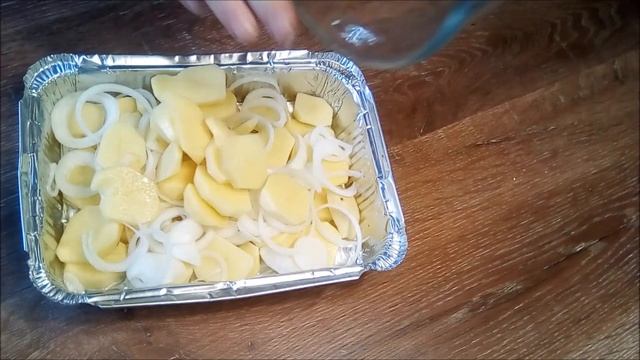 Куриные крылья с картошкой запечёные в духовке. смотреть онлайн