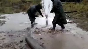 Самоизлив скважины и попытка отвести воду