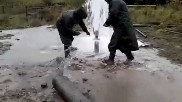 Самоизлив скважины и попытка отвести воду