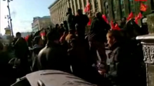 Нападение националистов на колонну коммунистов в Киеве смотреть онлайн