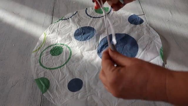 Заменила шторку в ванной, но старую не выкинула, а пустила в дело. Покажу, что я придумала