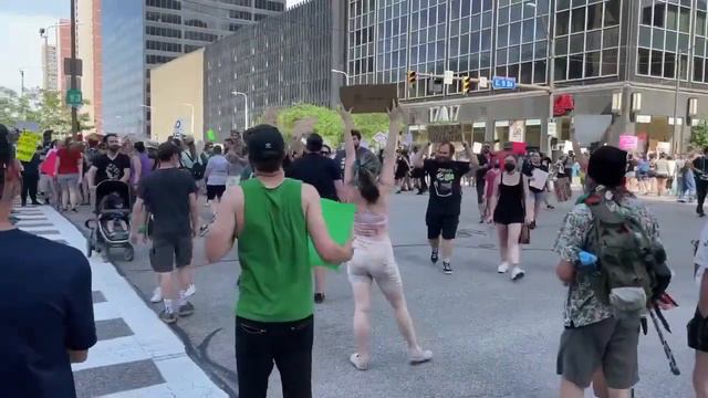 Abortion rights protesters congregate in downtown intersection смотреть онлайн