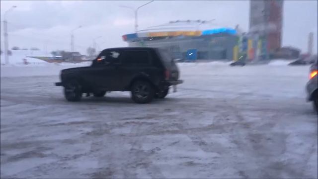 NIVA 4x4 VS Toyota Vitz / Спор с другом смотреть онлайн