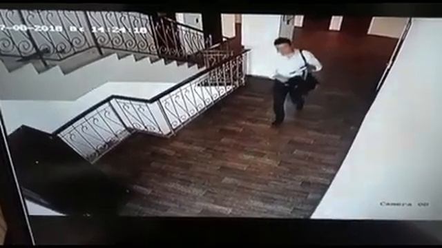 Вор несколько дней совершал кражи в одном и том же офисе смотреть онлайн