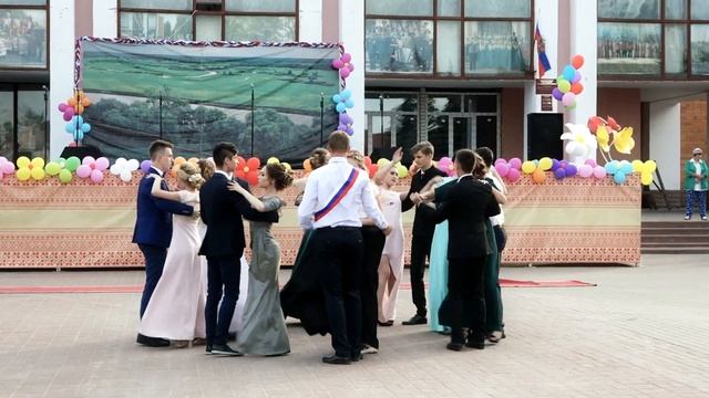 Танец выпускников (Трубчевская СОШ №1 им. В.И. Ленина) смотреть онлайн
